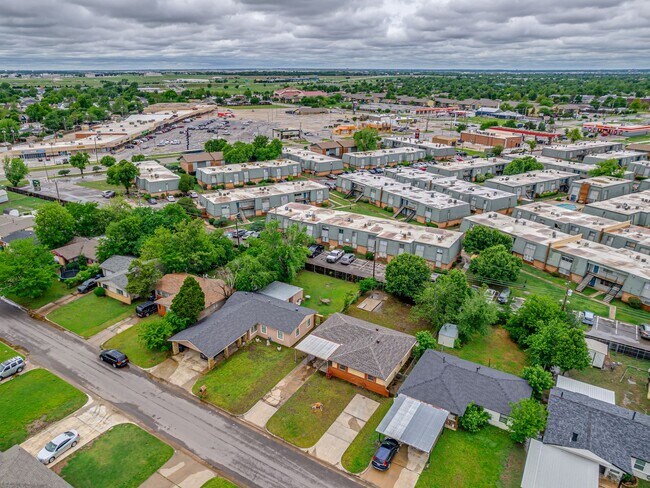 Building Photo - Charming Home in OKC + 4 bedrooms