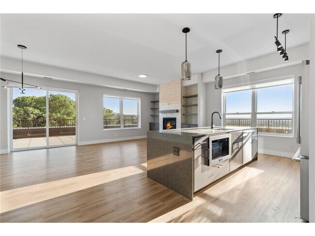 Building Photo - 470 Lexington Parkway S