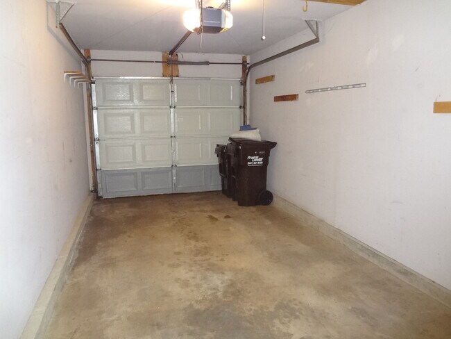 Building Photo - 220 Brett Cir