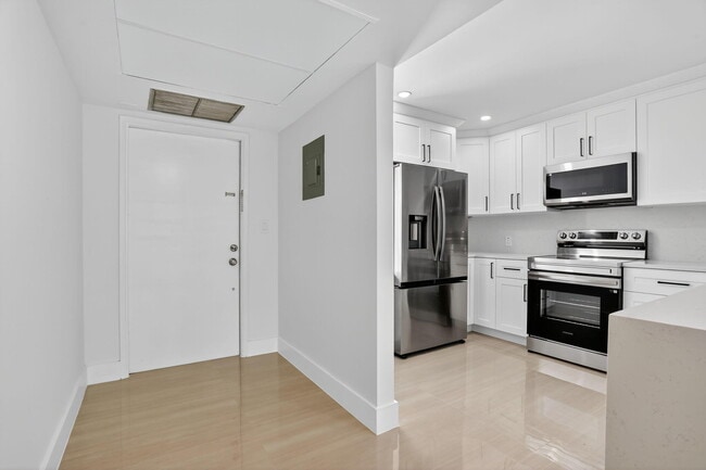 Building Photo - 2651 S Palm Aire Dr