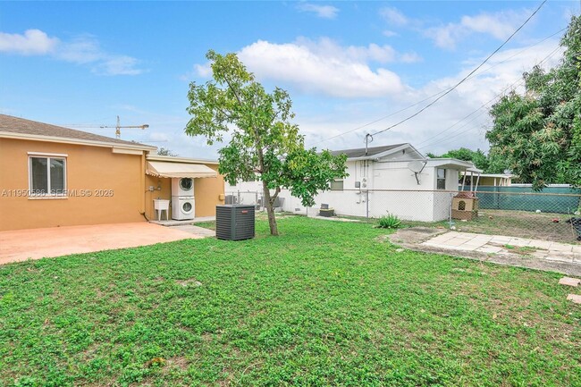 Building Photo - 934 E 22nd St