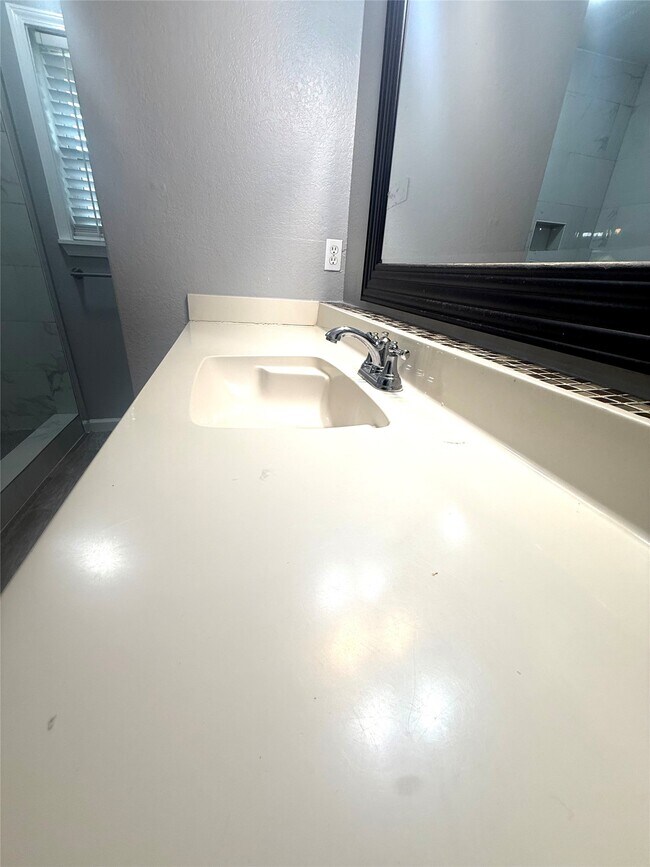 Building Photo - 12 Willow Ln