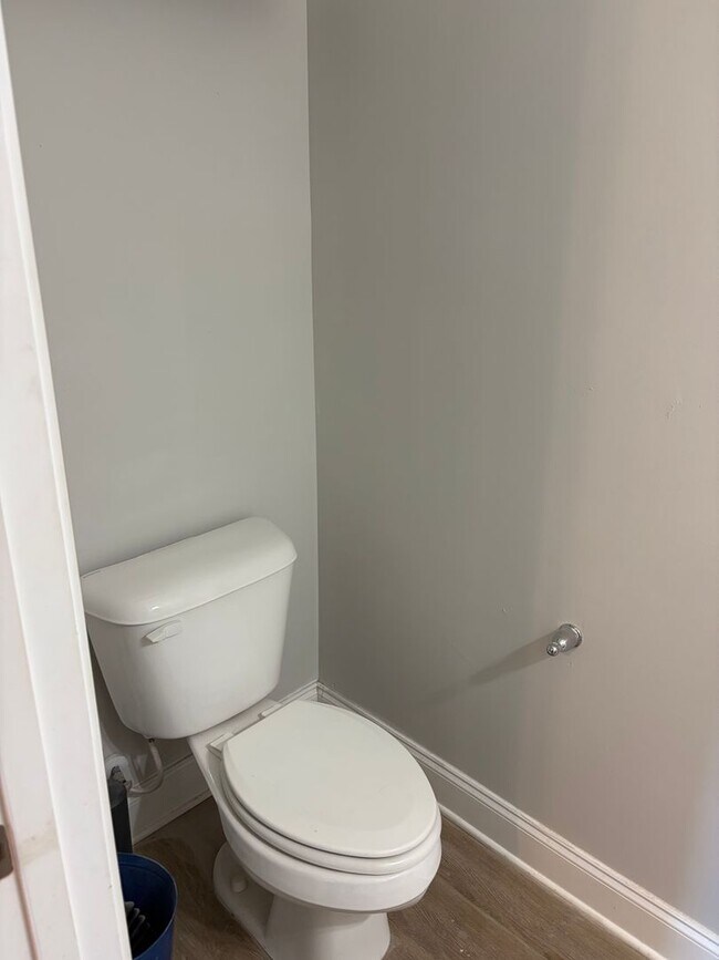 Building Photo - AVAILABLE NOW! (Pet Friendly)