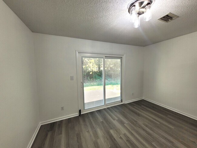 Building Photo - Adorable 2 Bed/1 Bath Condo - One Story - ...