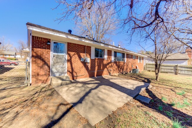 Building Photo - Gorgeous Midtown 3 Bedroom Remodel!