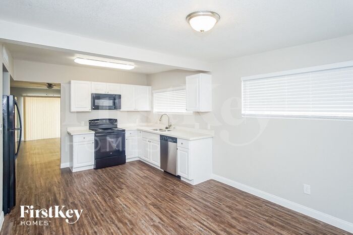 Building Photo - 5060 E Newton Dr