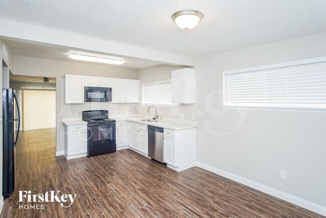 Building Photo - 5060 E Newton Dr