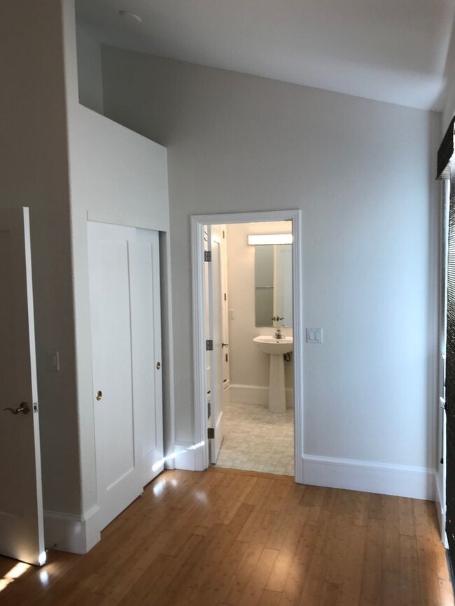 Building Photo - 2 Bedroom 2 bath Downtown Unit with $500 O...