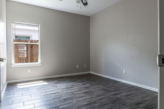Building Photo - 5808 Sandpiper Ave