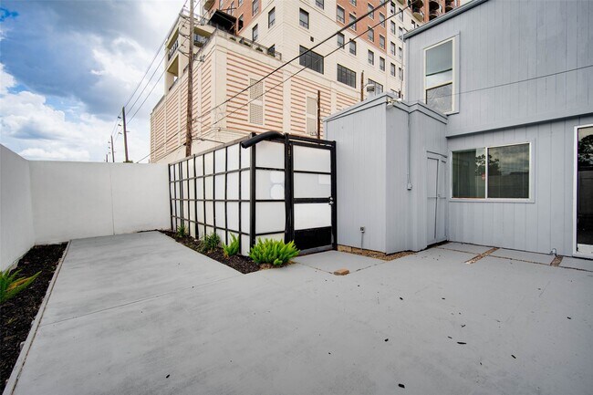 Building Photo - 6311 Riverview Way