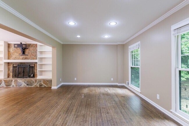 Building Photo - 10565 Shallowford Rd