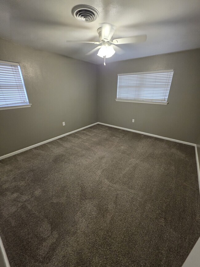 Building Photo - 3 bed 2 bath home with 2 car garage!