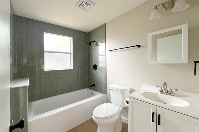 Building Photo - 1221 E Osborne Ave