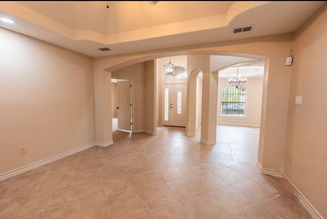 Building Photo - 204 N Espana Dr
