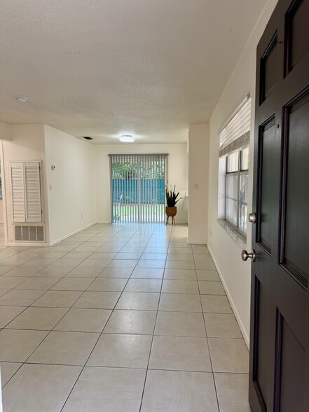 Entrance - 914 La Salle Ave