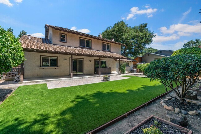 Building Photo - 3 Bedroom 2.5 Bathroom SFH in Los Altos!