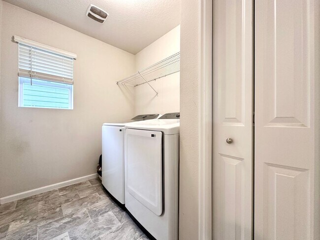 Building Photo - Modern 3-Bedroom 2.5 Bath Single Family Home in Gresham!