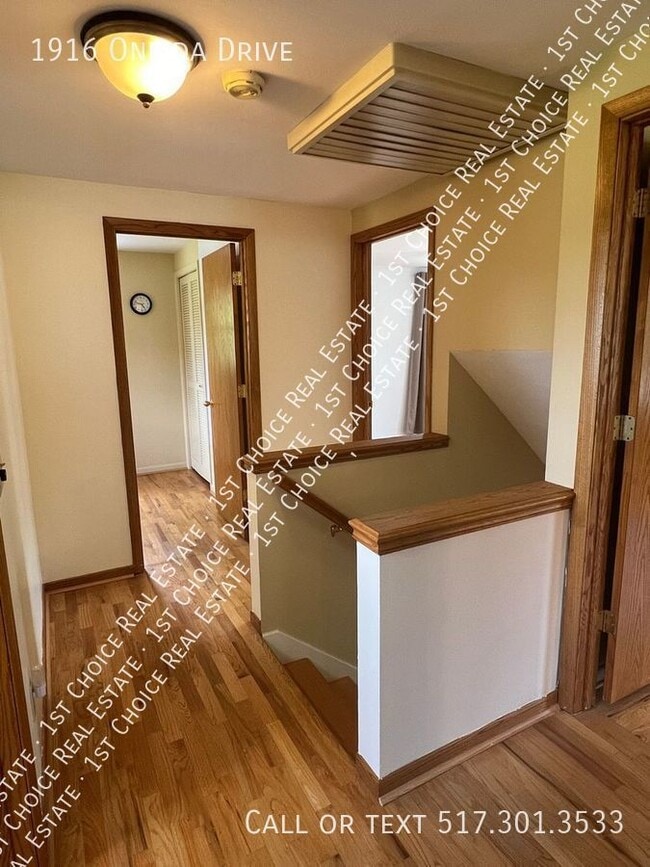 Building Photo - 1916 Oneida Dr