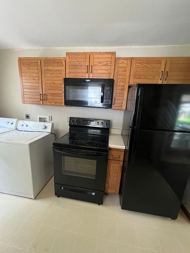 Building Photo - 3 bedroom/2 bath house close to KU with washer/dryer