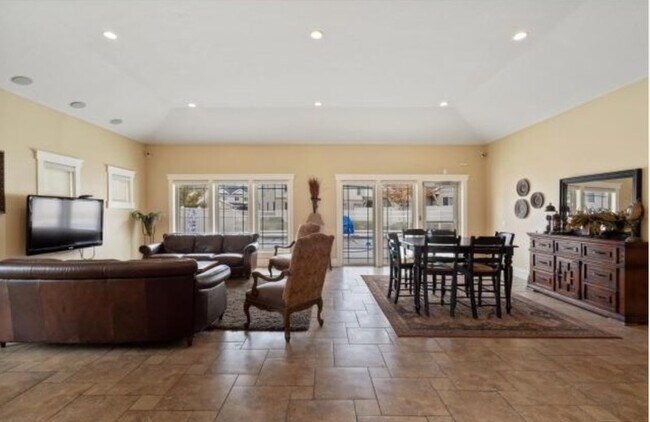 Building Photo - 634 E 60 S