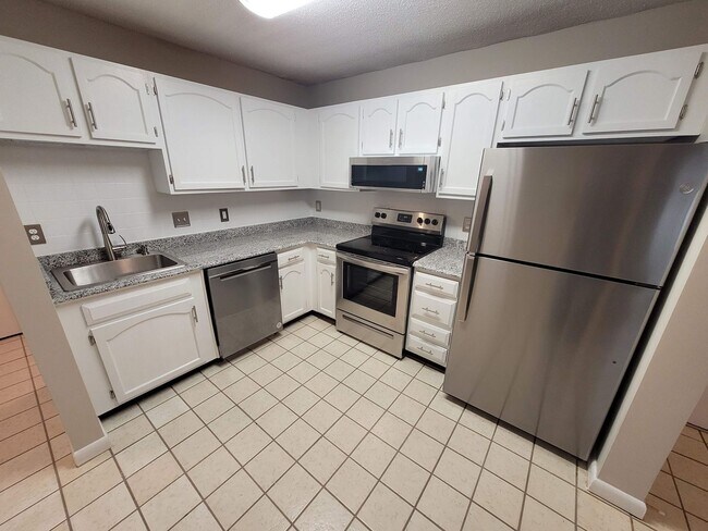 Building Photo - $2100 - 2 Bed / 1 Bath Condominium in Manc...