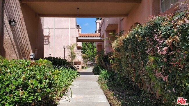 Building Photo - 7320 Balboa Blvd