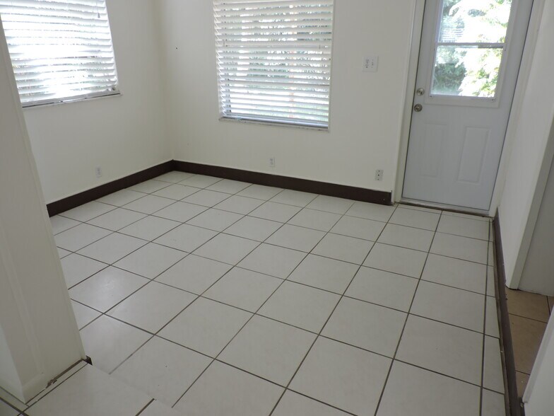 Florida room bonus room - 9046 SE Parkway Dr
