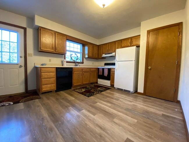 Primary Photo - Wonderful 2BR Townhouse with Equipped Kitc...