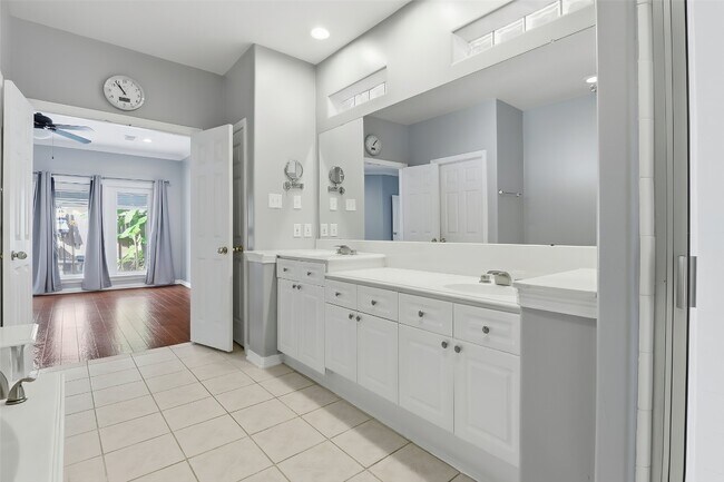 Building Photo - 201 Las Brisas St