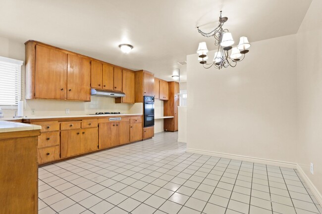 Building Photo - Spacious Whittier Home