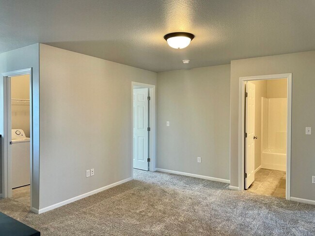 Building Photo - 3 Bedroom 2 1/2 bath - South Fargo