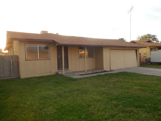 Building Photo - 3 Bedroom / 1.5 Bath House