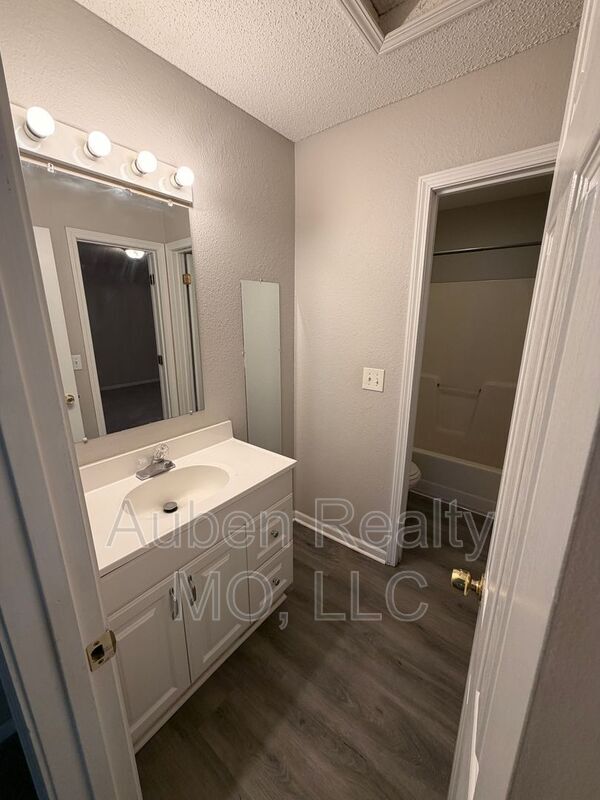 Building Photo - 5644 N Anita Ave