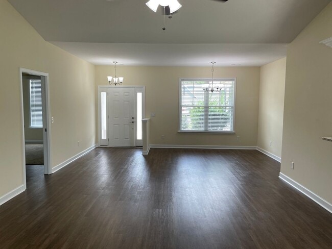 Building Photo - 3 Bedroom 2 Bathroom House with Large Fenc...