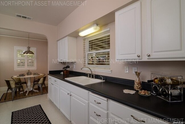 Building Photo - Charming East Sacramento Bungalow – Prime ...