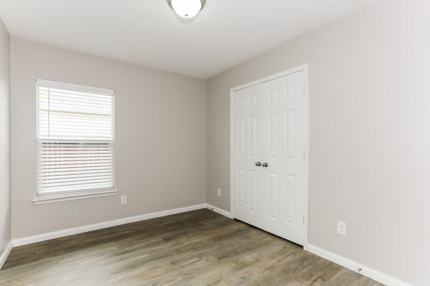 Building Photo - 10041 Silent Hollow Dr
