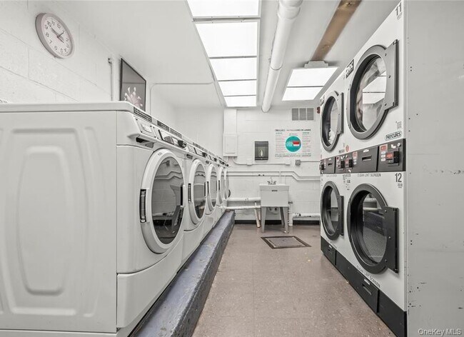 Building Photo - 5425 Valles Ave