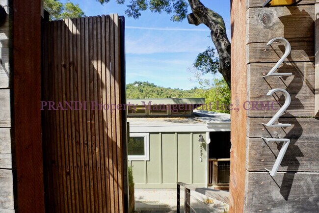 Primary Photo - Air Conditioned San Rafael House with Pano...