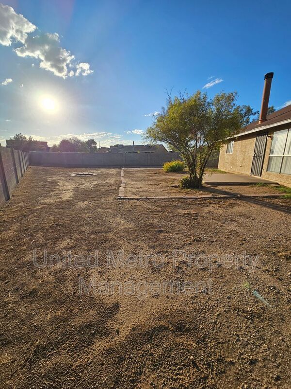 Building Photo - 7423 W Sierra Vista Dr