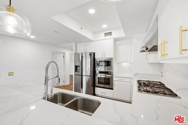 Building Photo - 311 S Gramercy Pl