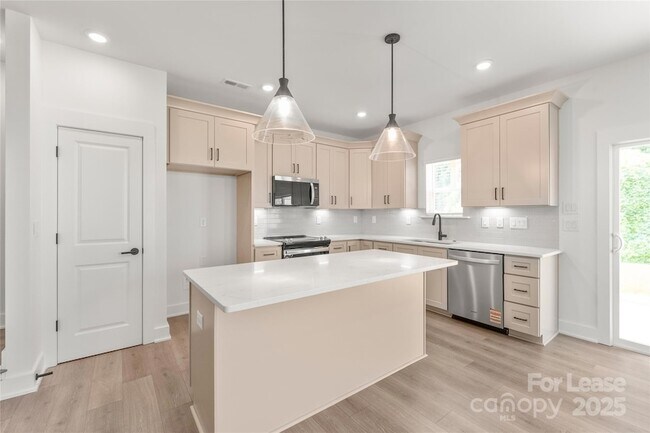 Building Photo - 2823 Coronet Way