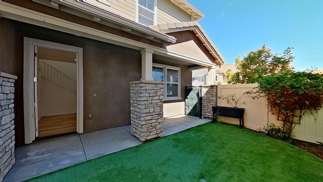 Building Photo - Los Carneros townhouse 3 Bed / 2.5 Bath – ...