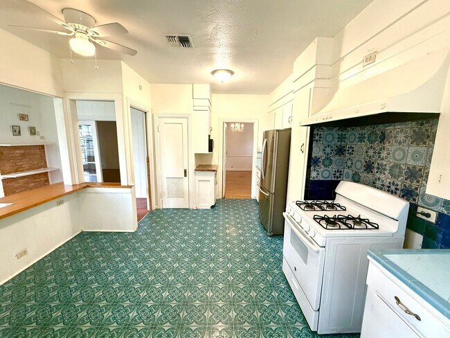 Building Photo - Historic Charm Near Woodlawn Lake! 3 Bed, 2 Bath Home with Hardwood Floors