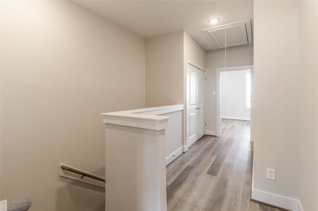 Building Photo - 1250 N Post Oak Rd