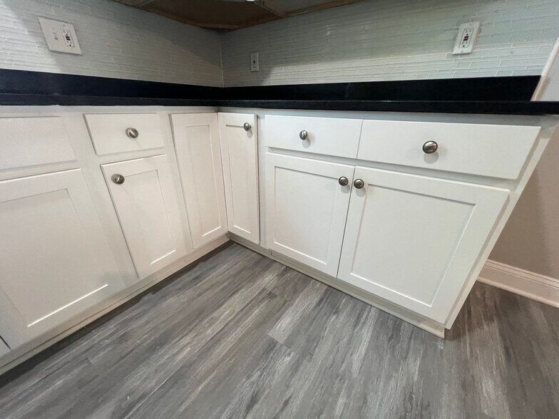 Primary Photo - 3811 Barrington Rd