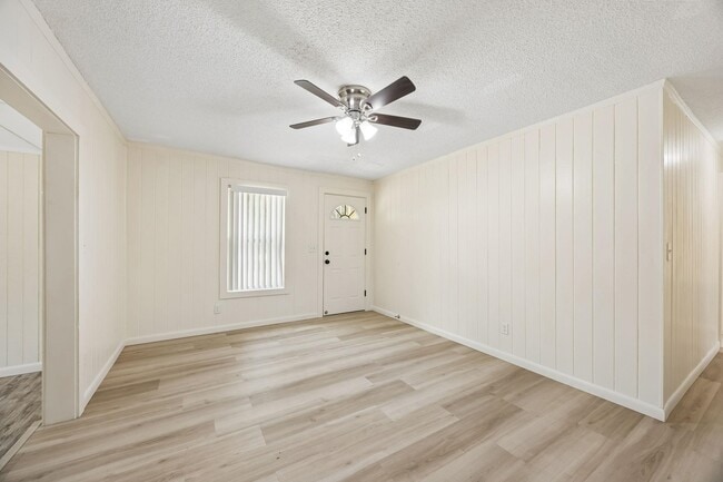 Building Photo - 2113 Silver Lake Dr
