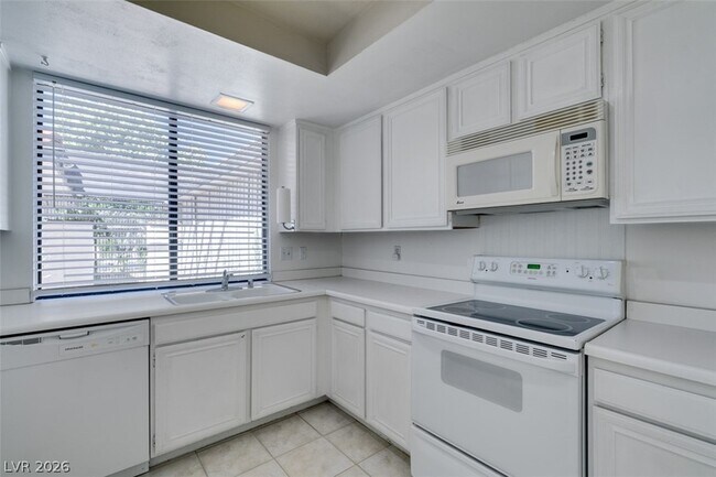 Building Photo - 3452 Pino Cir