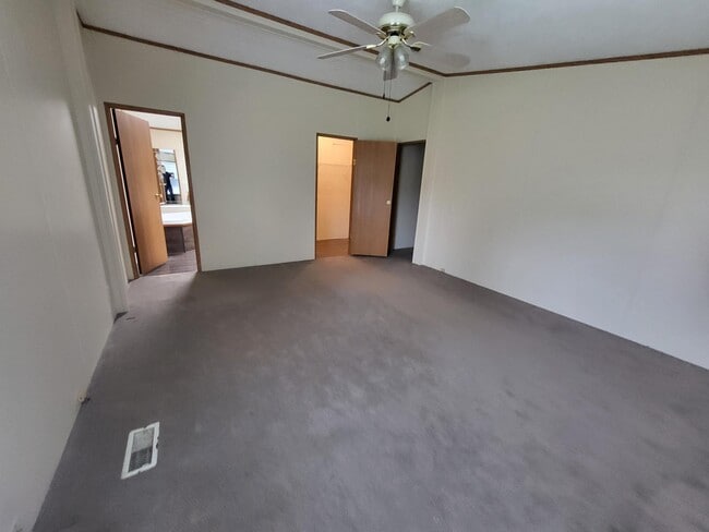 Building Photo - 200 Valley View Dr
