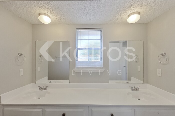Building Photo - 834 Courtenay Pl