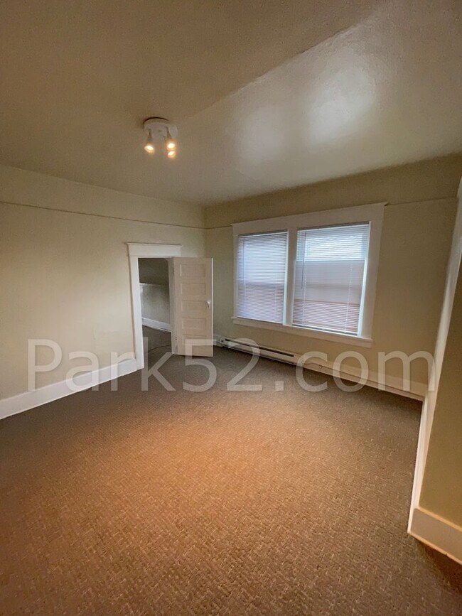 Building Photo - 2 Bedroom Tacoma Duplex